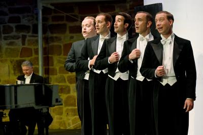 Die Comedian Harmonists (H.M. Merz, David Severin, Christian Müller, Samuel Meister, Jan Henning Kraus, Lukas Benjamin Engel)